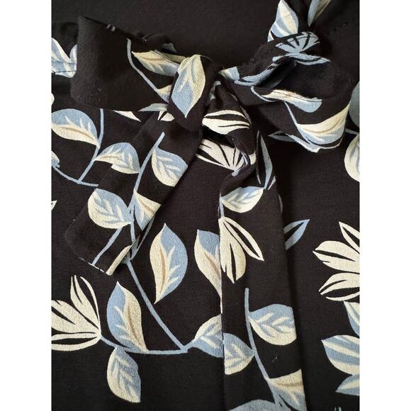 J. Jill Wearever Collection keyholes ties up front floral flowing hem blouse. - Picture 4 of 10